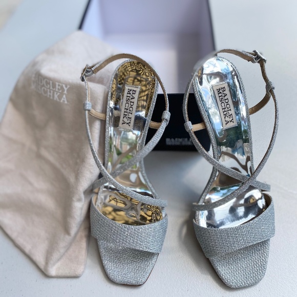 Badgley Mischka Gorgeous Women’s Silver Fabric Cross Strap Ebiza Pumps Size 9 - Picture 4 of 11